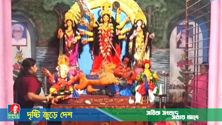আজ মহাসপ্তমী: পূজামণ্ডপে দেবী আরাধনায় ব্যস্ত ভক্তরা