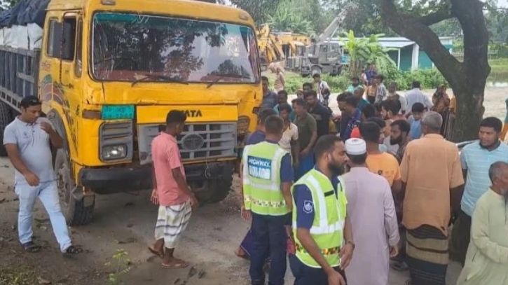 সিরাজগঞ্জে ট্রাক চাপায় বাবা-ছেলের নিহত সিরাজগঞ্জে ট্রাক চাপায় বাবা-ছেলের নিহত