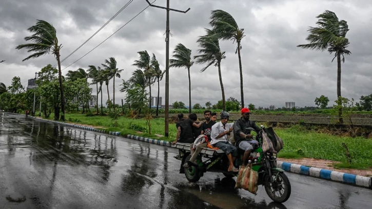 দুপুরের মধ্যে ঢাকাসহ ১৮ অঞ্চলে ঝড়ের পূর্বাভাস দুপুরের মধ্যে ঢাকাসহ ১৮ অঞ্চলে ঝড়ের পূর্বাভাস