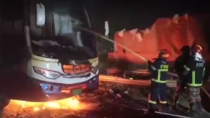 ঢাকা-টাঙ্গাইল মহাসড়কে চলন্ত যাত্রীবাহী বাসে আগুন