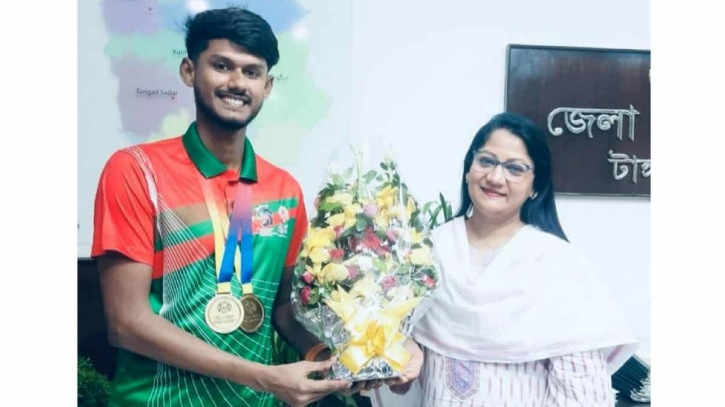 বিশ্ব চ্যাম্পিয়ন স্বর্ণপদক জয়ী বাকপ্রতিবন্ধী স্মরণের পাশে টাঙ্গাইলের জেলা প্রশাসক