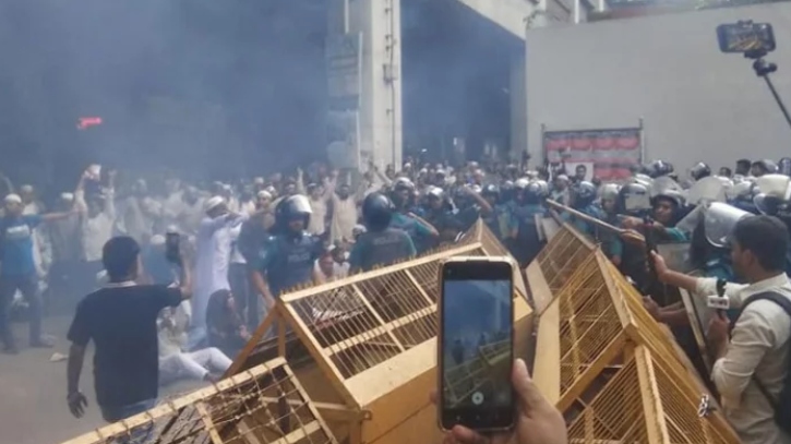 মাদ্রাসা শিক্ষকদের ওপর পুলিশের জলকামান ও সাউন্ড গ্রনেড নিক্ষেপ, আহত ৫০ মাদ্রাসা শিক্ষকদের ওপর পুলিশের জলকামান ও সাউন্ড গ্রনেড নিক্ষেপ, আহত ৫০