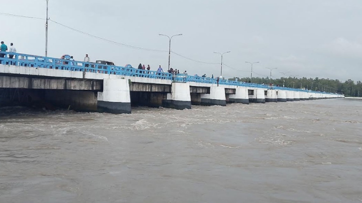তিস্তার পানি বিপৎসীমার ওপরে, ব্যারাজের সবকটি জলকপাট খুলে দেওয়া হয়েছে তিস্তার পানি বিপৎসীমার ওপরে, ব্যারাজের সবকটি জলকপাট খুলে দেওয়া হয়েছে