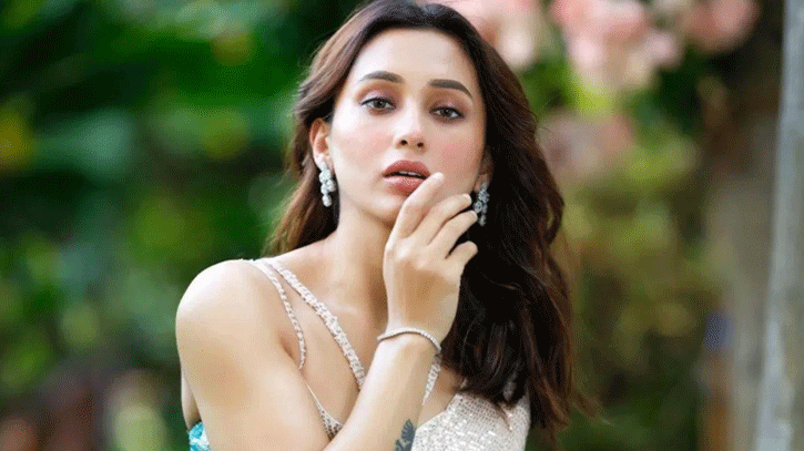 প্রকাশ্যে অভিনেত্রী মিমি চক্রবর্তীকে ধর্ষণের হুমকি প্রকাশ্যে অভিনেত্রী মিমি চক্রবর্তীকে ধর্ষণের হুমকি