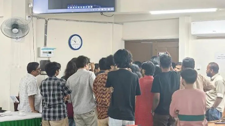 জাকসু নির্বাচনের প্রার্থিতা বাতিল, রাতভর অবরুদ্ধ ভিসি-নির্বাচন কমিশন জাকসু নির্বাচনের প্রার্থিতা বাতিল, রাতভর অবরুদ্ধ ভিসি-নির্বাচন কমিশন