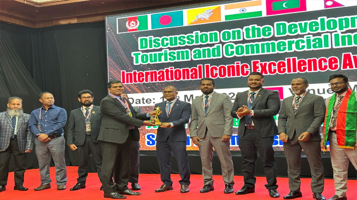 মালদ্বীপে ইন্টারন্যাশনাল আইকনিক এক্সিলেন্স এ্যাওয়ার্ড পেলেন ইউএস বাংলার কামরুল ইসলাম মালদ্বীপে ইন্টারন্যাশনাল আইকনিক এক্সিলেন্স এ্যাওয়ার্ড পেলেন ইউএস বাংলার কামরুল ইসলাম