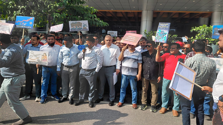 ডিজিটাল শাটডাউন হতে পারে দেশ: বিটিআরসির সামনে হাজারো ইন্টারনেট ব্যবসায়ী