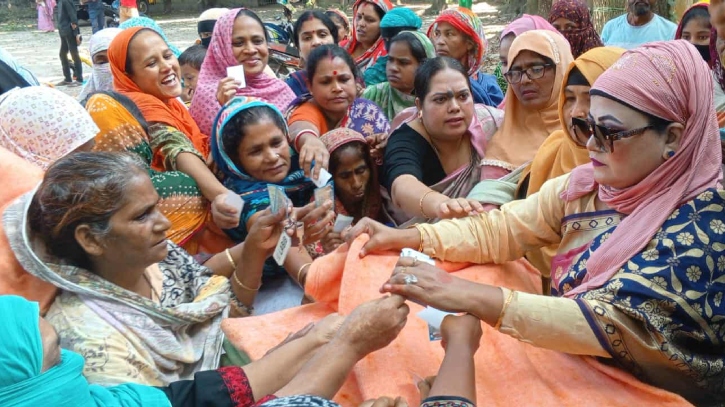 বিএনপি নেতা টুকুর পক্ষ থেকে শীতার্তের মাঝে শীতবস্ত্র বিতরণ