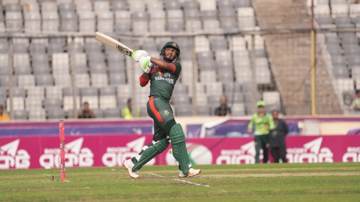 শক্ত অবস্থানে বাংলাদেশ, চ্যালেঞ্জিং টার্গেটে ব্যাটিংয়ে পাকিস্তান