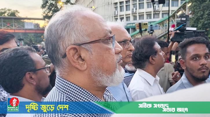 শিক্ষার্থীদের ওপর লাঠিচার্জ, ক্ষোভ প্রকাশ করলেন বুয়েট ভিসি