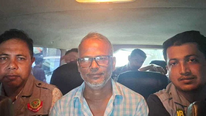 পালিয়ে ঢাকায় এসেও শেষ রক্ষা হলো না আ.লীগ নেতার, ডিবির হাতে ধরা পালিয়ে ঢাকায় এসেও শেষ রক্ষা হলো না আ.লীগ নেতার, ডিবির হাতে ধরা