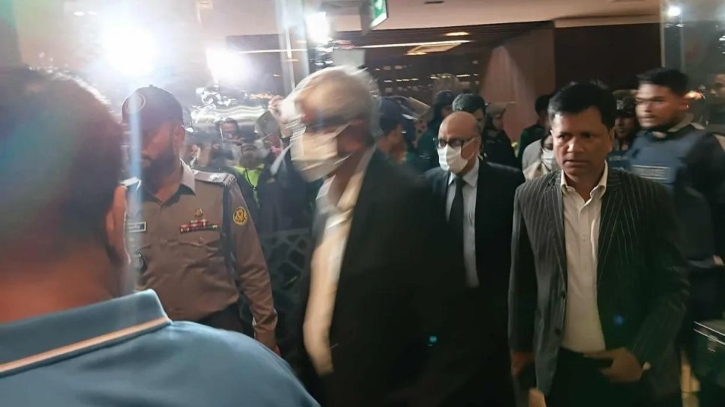 ৬ ঘণ্টা পর অবরোধ থেকে মুক্ত হলেন অর্থ উপদেষ্টা 