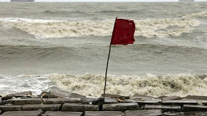 লঘুচাপটি নিম্নচাপে পরিণত, কোন সমুদ্রবন্দর থেকে কত দূরে?