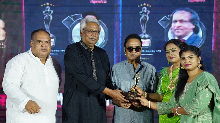 এজেএফবি স্টার অ্যাওয়ার্ড পেলেন নাট্যকার অর্পনা রানী রাজবংশী এজেএফবি স্টার অ্যাওয়ার্ড পেলেন নাট্যকার অর্পনা রানী রাজবংশী