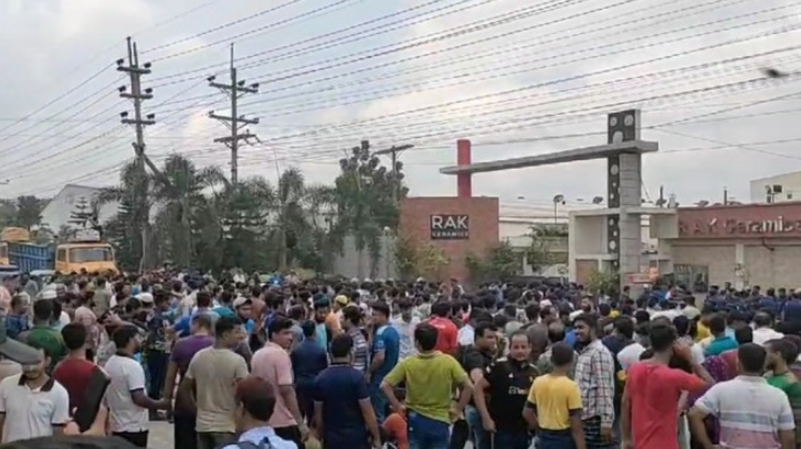 আশুলিয়ার কিছু কারখানায় এখনো চলছে শ্রমিক বিক্ষোভ আশুলিয়ার কিছু কারখানায় এখনো চলছে শ্রমিক বিক্ষোভ