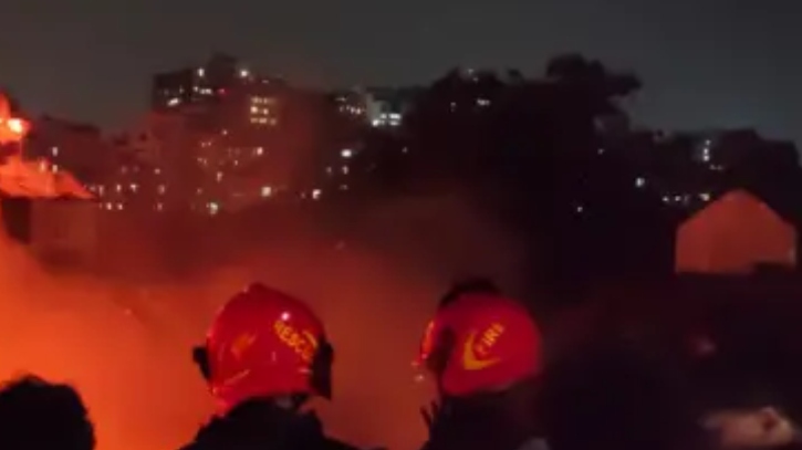 ৫ ঘণ্টার পর কড়াইল বস্তির আগুন নিয়ন্ত্রণে