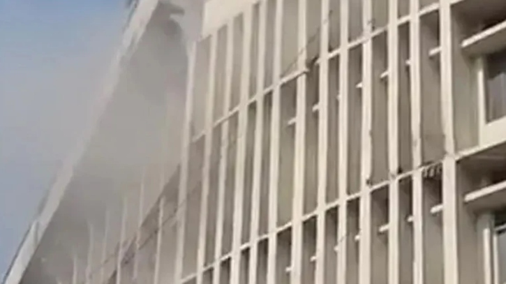 নিয়ন্ত্রণে এসেছে বাংলাদেশ মেডিকেল বিশ্ববিদ্যালয়ের আগুন 