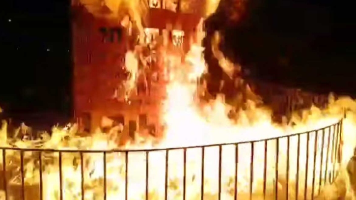 এবার বরগুনায় জুলাই শহীদ স্মৃতিস্তম্ভে আগুন 