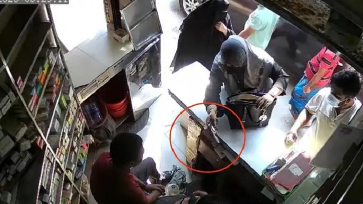 ব্যাগ থেকে পিস্তল বের করে হত্যার হুমকি যুবলীগ নেতার স্ত্রীর, ভিডিও ভাইরাল