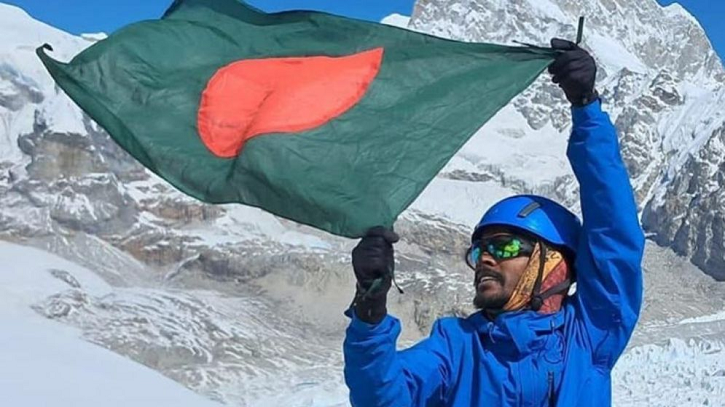 সবচেয়ে কম সময়ে পদযাত্রায় এভারেস্ট জয়ের বিশ্বরেকর্ড গড়লেন শাকিল সবচেয়ে কম সময়ে পদযাত্রায় এভারেস্ট জয়ের বিশ্বরেকর্ড গড়লেন শাকিল