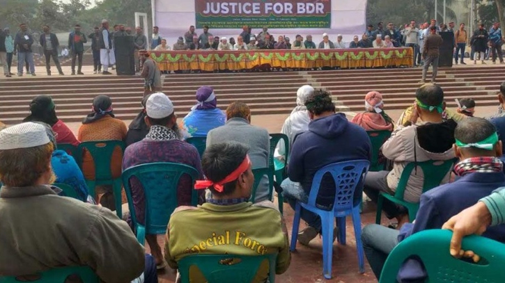 কেন্দ্রীয় শহীদ মিনারে এবার চাকরিচ্যুত বিডিআর সদস্যদের অবস্থান কেন্দ্রীয় শহীদ মিনারে এবার চাকরিচ্যুত বিডিআর সদস্যদের অবস্থান