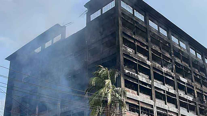 সিইপিজেডের আগুন ১৭ ঘণ্টা পর নিয়ন্ত্রণে, পুরোপুরি নেভেনি এখনও