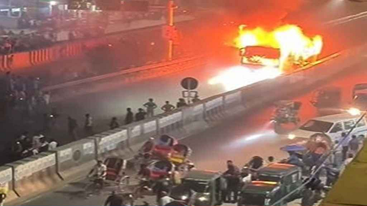 এবার রাজধানীতে আরও এক বাসে আগুন