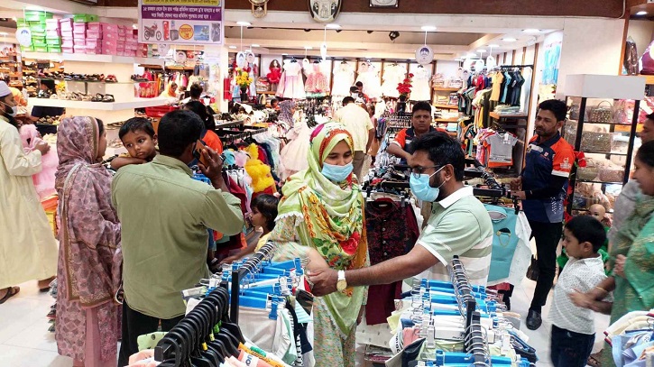 শেষ সময়ের কেনাকাটায় ব্যস্ত ক্রেতারা শেষ সময়ের কেনাকাটায় ব্যস্ত ক্রেতারা