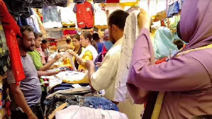 শেষ সময়ের কেনাকাটায় ব্যস্ত ক্রেতা-বিক্রেতা শেষ সময়ের কেনাকাটায় ব্যস্ত ক্রেতা-বিক্রেতা
