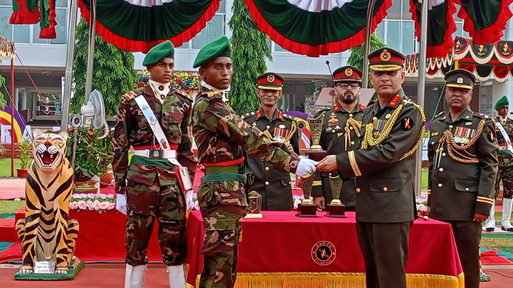 প্রশিক্ষণ শেষে রেজিমেন্টের সদস্য হলেন ৭৫৮ নবীন সেনাসদস্য প্রশিক্ষণ শেষে রেজিমেন্টের সদস্য হলেন ৭৫৮ নবীন সেনাসদস্য
