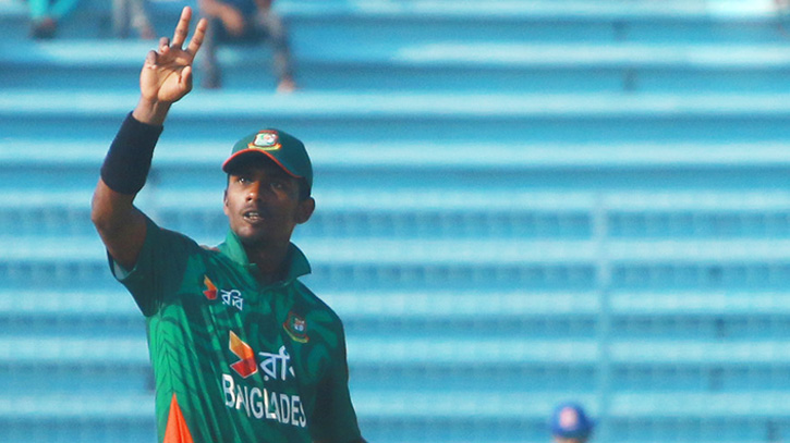 ছক্কা হাঁকিয়ে সেঞ্চুরি পূরণ আজিজুলের, জিতলো বাংলাদেশ 