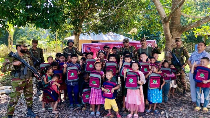 সেনাবাহিনীর ছোঁয়ায় বদলে গেলো দুর্গম ভূয়াছড়ির পার্বত্য জীবন