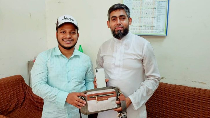 বাসের সিটে পড়েছিল আইফোন ও স্বর্ণালঙ্কার, প্রবাসীকে ফেরত দিলেন বাকৃবি শিক্ষার্থী বাসের সিটে পড়েছিল আইফোন ও স্বর্ণালঙ্কার, প্রবাসীকে ফেরত দিলেন বাকৃবি শিক্ষার্থী