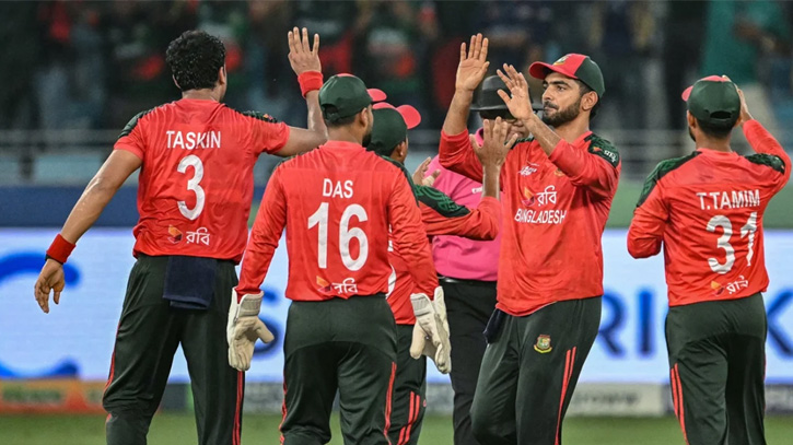 পাওয়ার প্লের পরই ঘুরে দাঁড়িয়েছে বাংলাদেশ পাওয়ার প্লের পরই ঘুরে দাঁড়িয়েছে বাংলাদেশ
