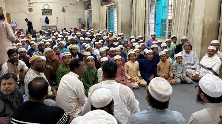 খালেদা জিয়ার রোগমুক্তি ও দীর্ঘায়ু কামনায় দুস্থদের মাঝে খাবার বিতরণ