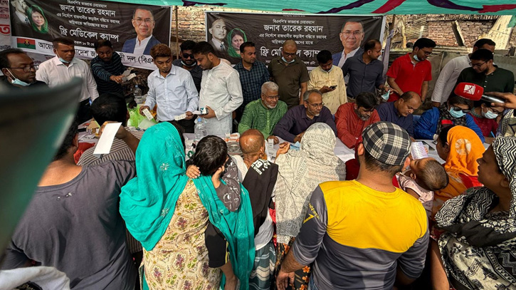 কড়াইল বস্তিতে আগুন: দুই দিনে প্রায় ৩ হাজার ক্ষতিগ্রস্তকে চিকিৎসা দিলো বিএনপি