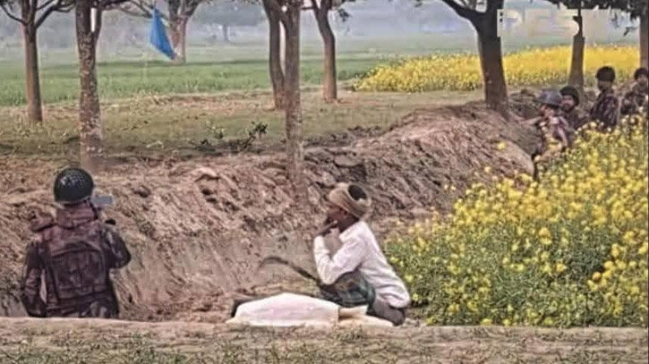 সীমান্ত রক্ষায় ‘কাস্তে হাতে কৃষক’ যেন দেশের সাহসের প্রতিচ্ছবি সীমান্ত রক্ষায় ‘কাস্তে হাতে কৃষক’ যেন দেশের সাহসের প্রতিচ্ছবি
