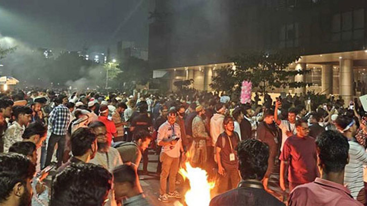 বিটিআরসি ঘেরাও করলো আন্দোলনরত মোবাইল ব্যবসায়ীরা