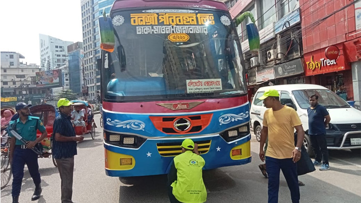অতিরিক্ত শব্দ সৃষ্টি করায় ৬ যানবাহনে জরিমানা অতিরিক্ত শব্দ সৃষ্টি করায় ৬ যানবাহনে জরিমানা