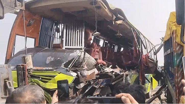 ট্রাকের সঙ্গে সংঘর্ষে লণ্ডভণ্ড বাস, ৩ জনের মৃত্যু, আহত ১৫