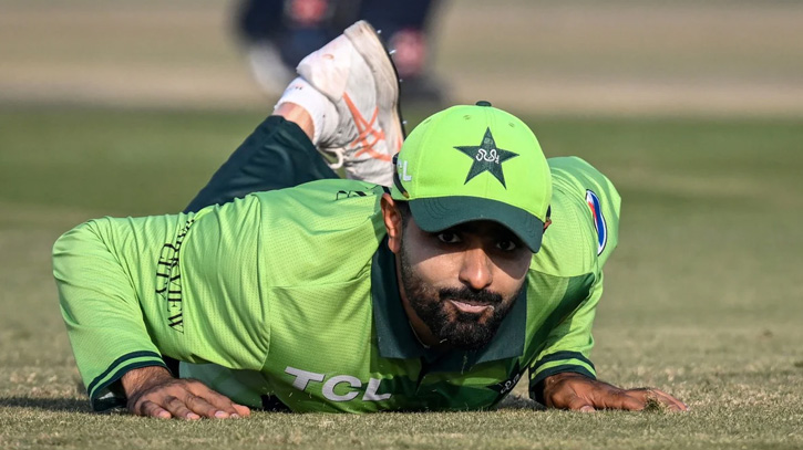 আউট হয়ে স্ট্যাম্পে আঘাত, শাস্তির কবলে বাবর আজম