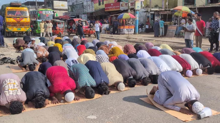 জেলা ঘোষণার দাবিতে ভৈরবে সড়কেই নফল নামাজ আদায় জেলা ঘোষণার দাবিতে ভৈরবে সড়কেই নফল নামাজ আদায়