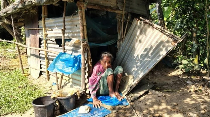 তারেক রহমানের জন্মদিনে অসহায় বৃদ্ধাকে ঘর উপহার দিচ্ছেন কায়সার কামাল