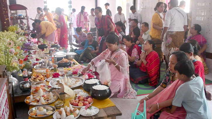 জেলায় জেলায় ধর্মীয় ভাবগাম্ভীর্যে পালিত বুদ্ধ পূর্ণিমা জেলায় জেলায় ধর্মীয় ভাবগাম্ভীর্যে পালিত বুদ্ধ পূর্ণিমা