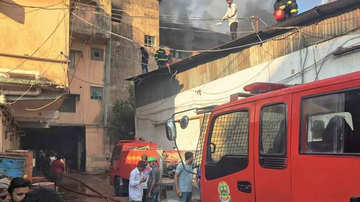 আড়াই ঘণ্টা পর নিয়ন্ত্রণে কম্বল গুদামের আগুন