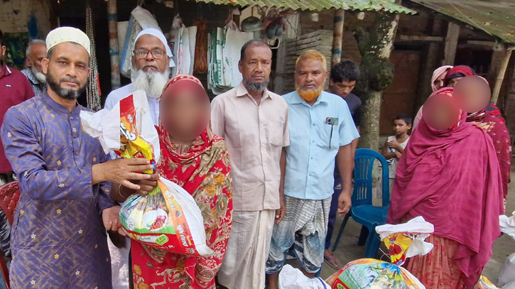 চাঁপাইনবাবগঞ্জে খালেদা জিয়ার রোগমুক্তি কামনায় খাদ্য ও নগদ অর্থ বিতরণ