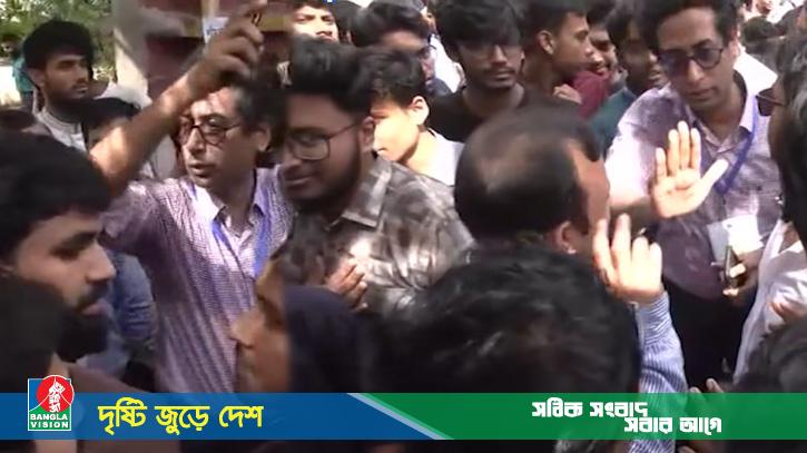 ভোট চাওয়া নিয়ে শারীরিক শিক্ষা কেন্দ্রে দুপক্ষের উত্তেজনা