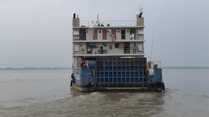 পদ্মায় তীব্র স্রোতে দৌলতদিয়ায় ফেরি চলাচল ব্যাহত