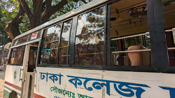 আইডিয়াল কলেজ শিক্ষার্থীদের হামলায় ঢাকা কলেজের বাস ভাঙচুর আইডিয়াল কলেজ শিক্ষার্থীদের হামলায় ঢাকা কলেজের বাস ভাঙচুর