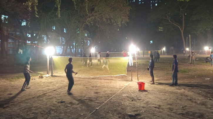 ঢাকা কলেজ ক্যাম্পাসে শীতের আমেজ 